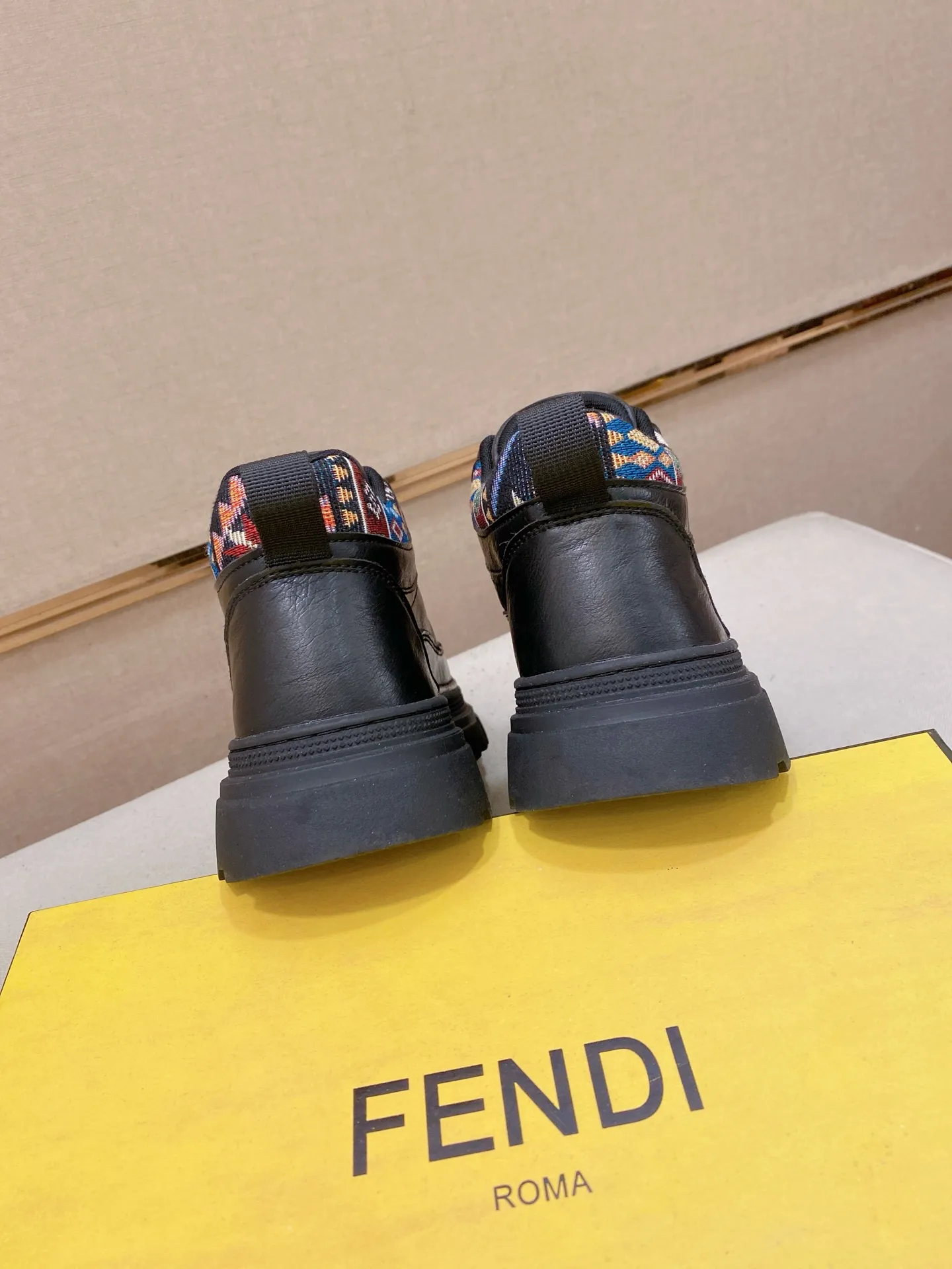 Factory price 442💰 (fendi) New high-top 👊🏻 upper 🇮🇹 imported cowhide fabric 🇩🇪 imported breathable mesh lining. The original outsole is molded to highlight the identity of every man, and the upper foot is elegant and stable🚶🏻🚶🏻The high-end custom counters reproduce the original version📯No matter the wind or rain, the shoe last remains unchanged and can withstand the verification of time🔍️,🔵 Size: 38-44